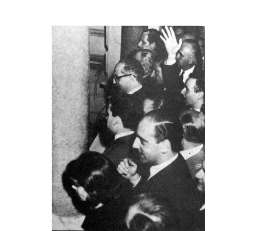 El presidente de Argentina en ese momento Arturo Frondizi, observa desde el balcón de la Casa Rosada, una manifestación a favor de la enseñanza laica.